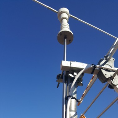 Instalación del Espantapájaros para Antena en el tejado de una casa. Zoom Sujeción Mástil. Vista desde abajo