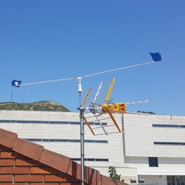 Instalación del Espantapájaros para Antena en el tejado de una casa
