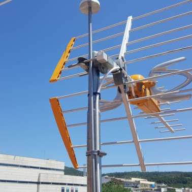 Instalación del Espantapájaros para Antena en el tejado de una casa. Zoom Sujeción Mástil